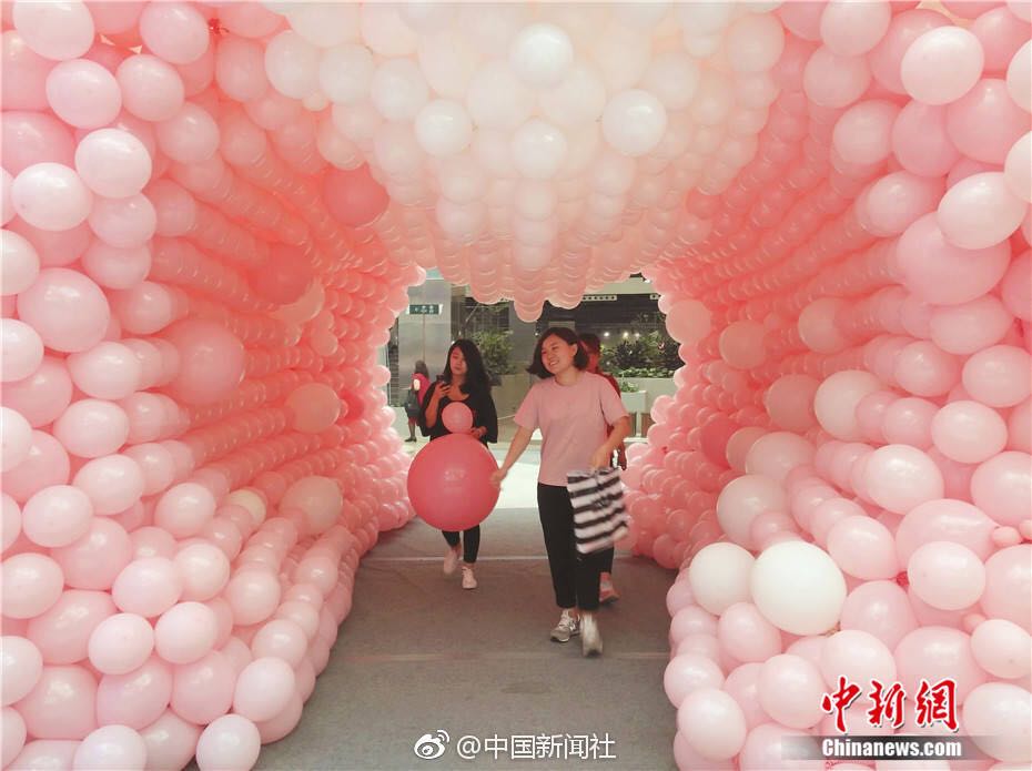 网红爱心隧道气球造型制作施工过程视频布置装饰美陈