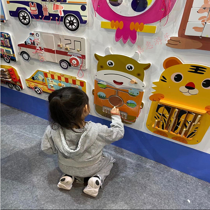 幼儿园大班益智区自制玩具锻炼儿童手部操作认知木制墙体墙面益智